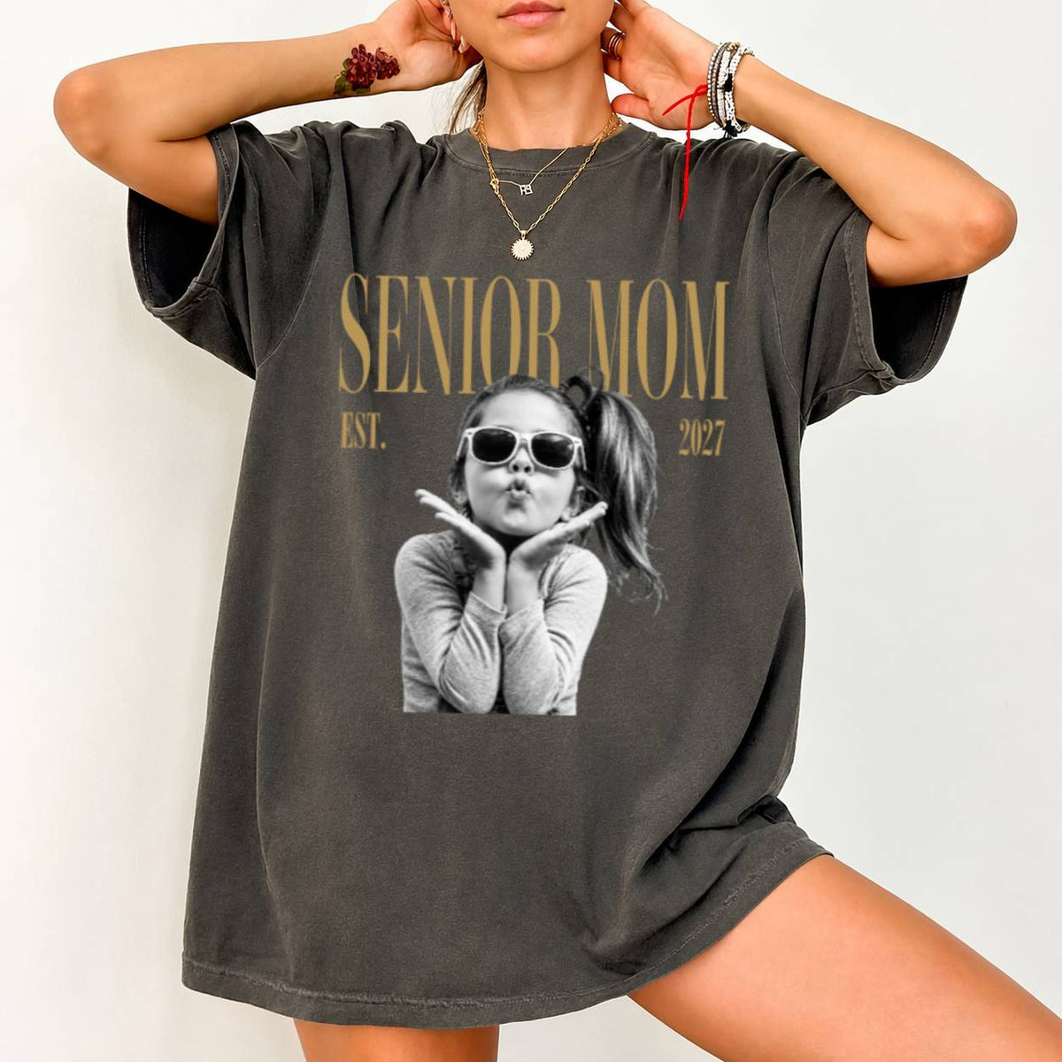 Custom Retro Senior Mom EST. 2027 Comfort Shirt - Personalized Class of 2027 Gift, Proud Family Gift HO82 903256