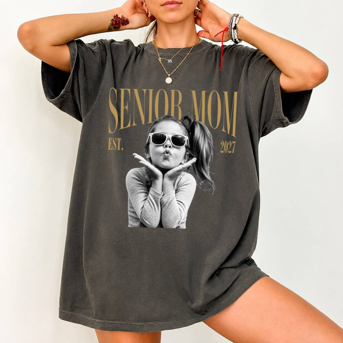 Custom Retro Senior Mom EST. 2027 Comfort Shirt - Personalized Class of 2027 Gift, Proud Family Gift HO82 903256