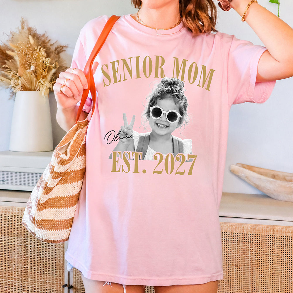 Custom Photo Senior Mom EST. 2027 Retro Comfort Shirt - Personalized Class of 2027 Gift, Proud Family Gift HO82 903244
