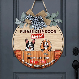 GeckoCustom Please Keep Door Closed Dog Wooden Door Sign With Wreath, Dog Lover Gift, Dog Door Hanger - HN590 12 Inch
