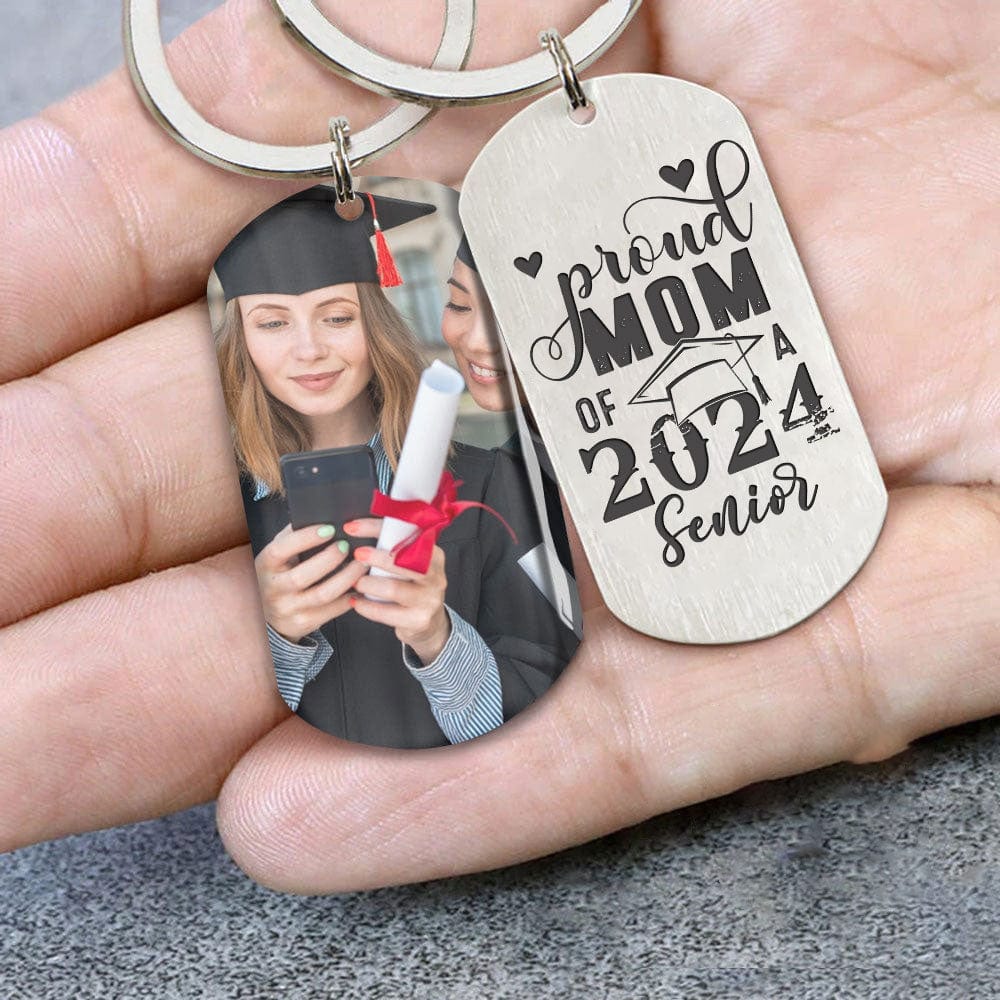 GeckoCustom Proud Mom Of A 2024 Senior Graduation Metal Keychain HN590