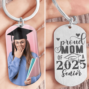 GeckoCustom Proud Mom Of A 2025 Senior Graduation Metal Keychain 890673