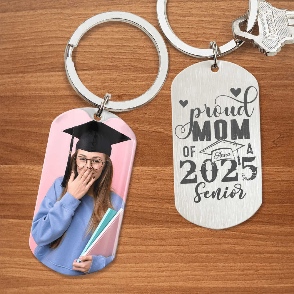GeckoCustom Proud Mom Of A 2025 Senior Graduation Metal Keychain 890673
