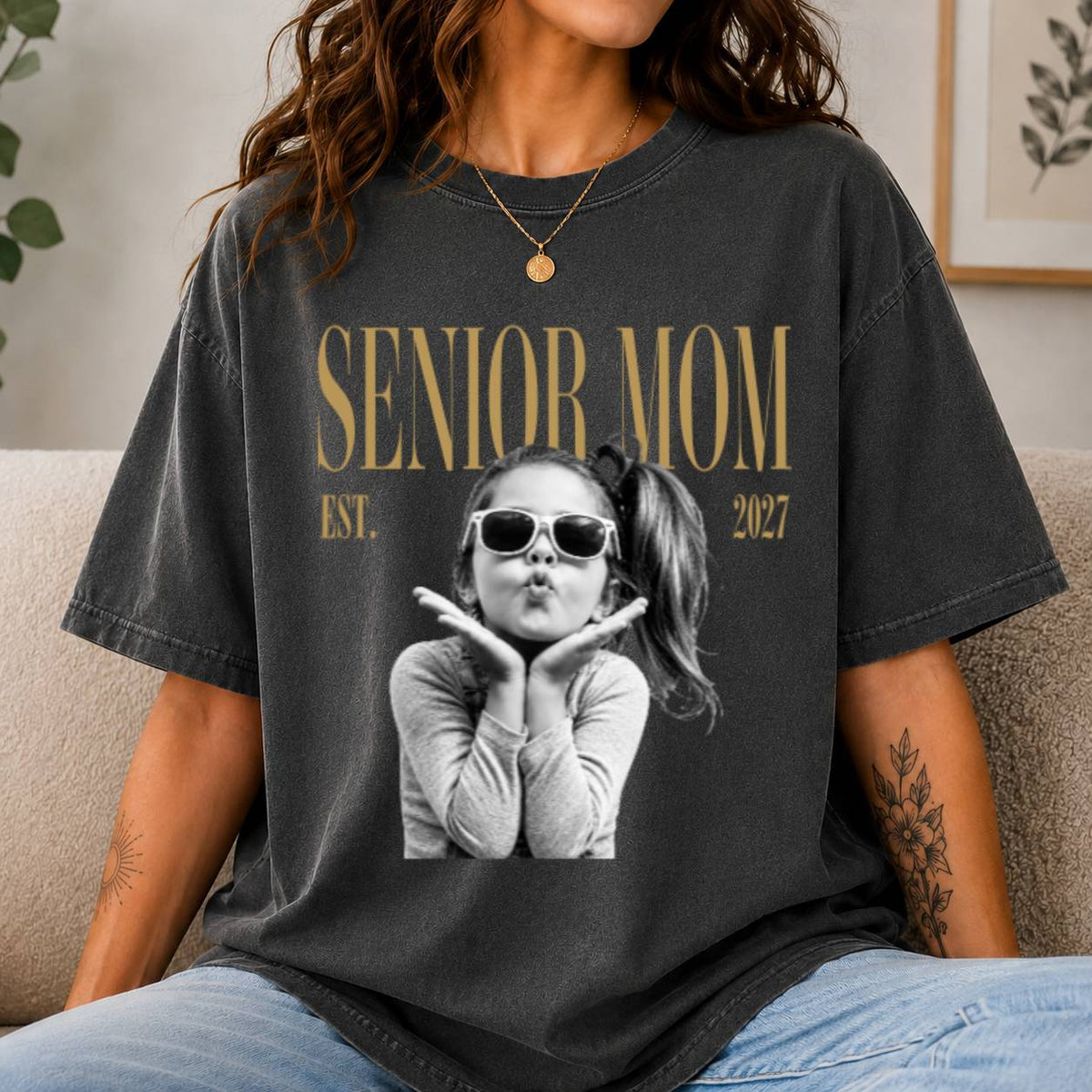 Custom Retro Senior Mom EST. 2027 Comfort Shirt - Personalized Class of 2027 Gift, Proud Family Gift HO82 903256