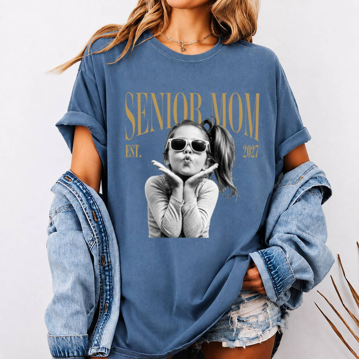 Custom Retro Senior Mom EST. 2027 Comfort Shirt - Personalized Class of 2027 Gift, Proud Family Gift HO82 903256