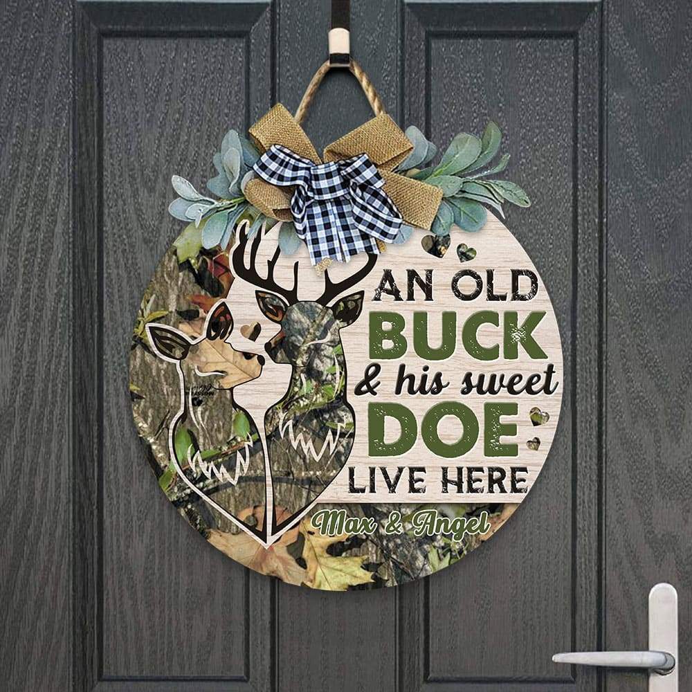 GeckoCustom An Old Buck & His Sweet Doe Live Here Hunting Wood Sign, Door Sign With Wreath HN590 18 Inch