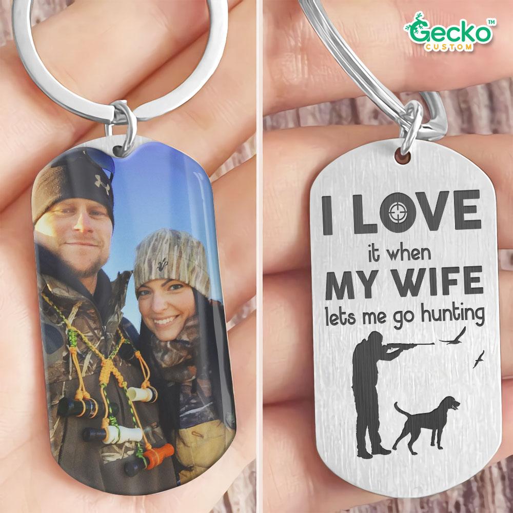 GeckoCustom I Love It When My Wife Lets Me Go Hunting Hunter Metal Keychain HN590 No Gift box / 1.77" x 1.06"