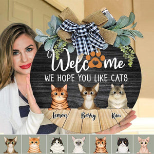 GeckoCustom Welcome We Hope You Like Cat Wooden Door Sign With Wreath, Cat Lover Gift, Cat Door Hanger HN590 12 Inch